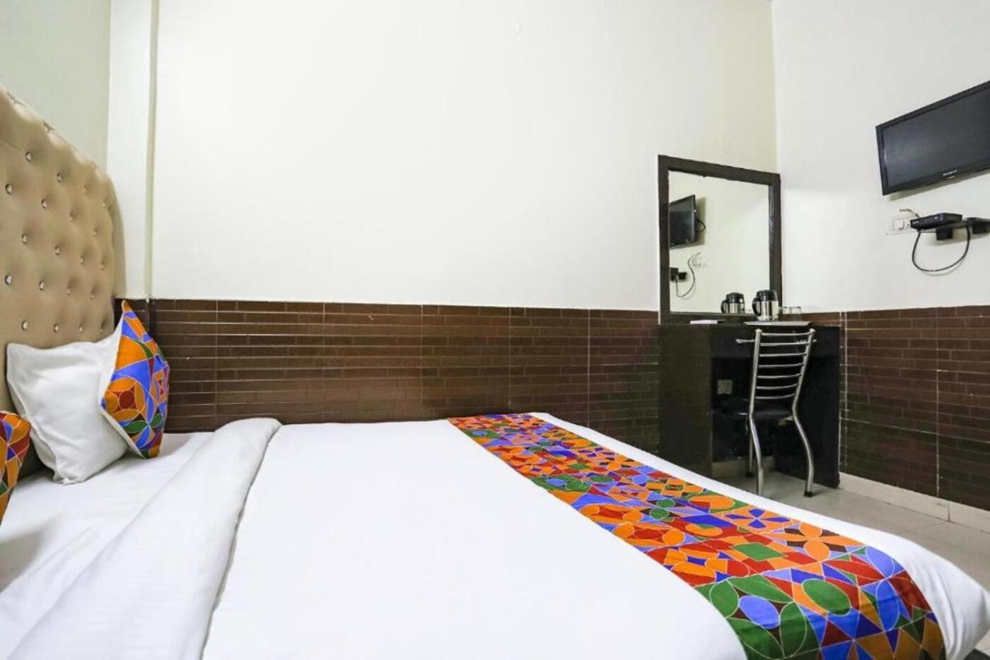 Hotel Indira Palace Vrindavan Exterior photo